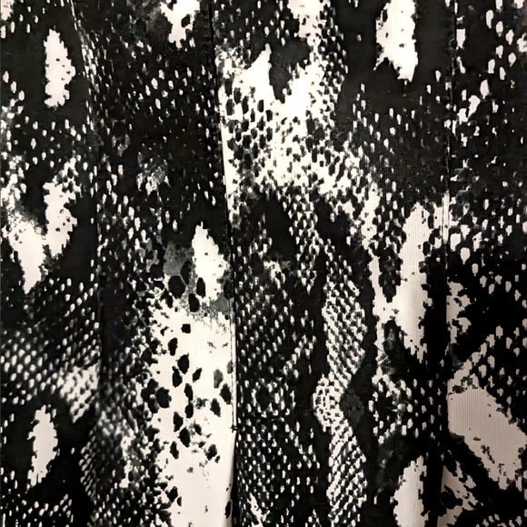 Calvin Klein, Black & White, Snakeskin Print, Scuba Dress, Side Pockets, Size 16 - Picture 9 of 9